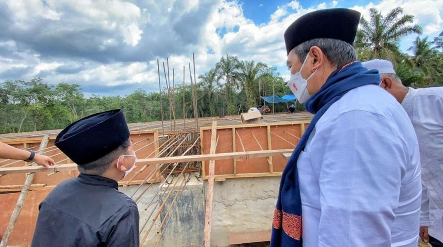 Gubri Syamsuar Puji Megi Irawan yang Sedang Membangun Masjid di Kampung Kelahiran