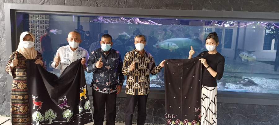 Anjangsana Jelang HUT ke 65 Riau, Andi Rachman Kenalkan UMKM Binaan OC ke Gubri Syamsuar