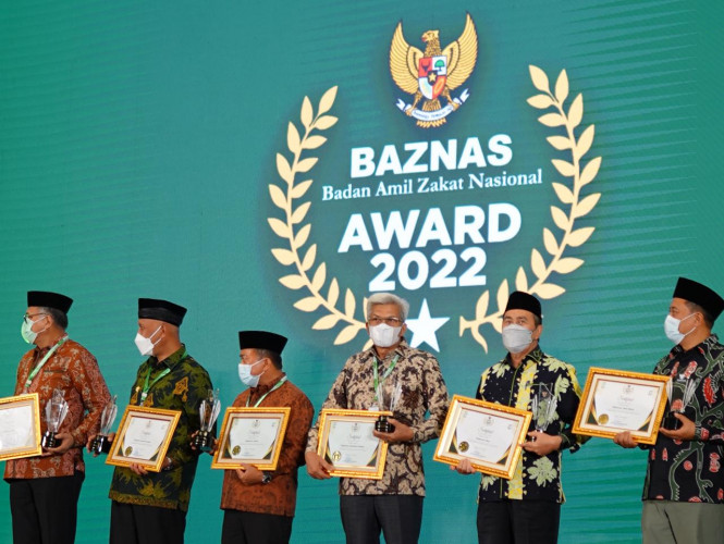 Konsisten Dukung Gerakan Zakat, Gubernur Syamsuar Terima BAZNAS Award