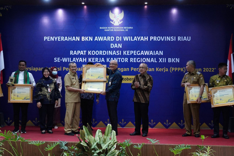 Gubernur Riau Syamsuar Terima Dua Penghargaan dari BKN