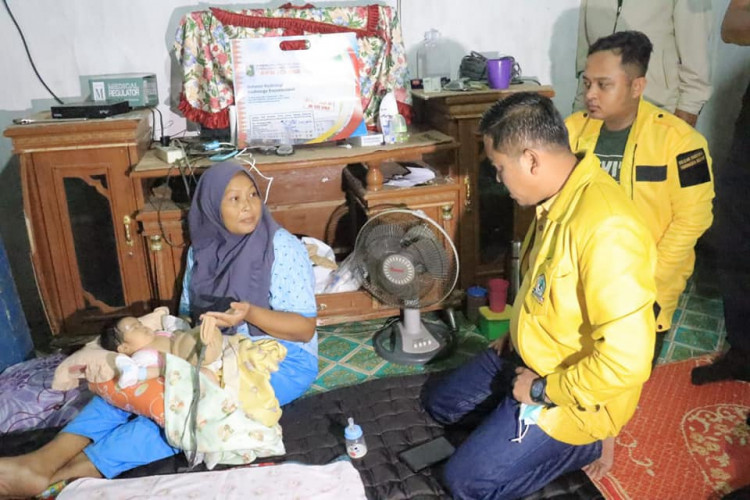 DPD Golkar Kampar Serahkan Tabung Oksigen Pada Bayi Omfalokel Batu Besurat Kampar