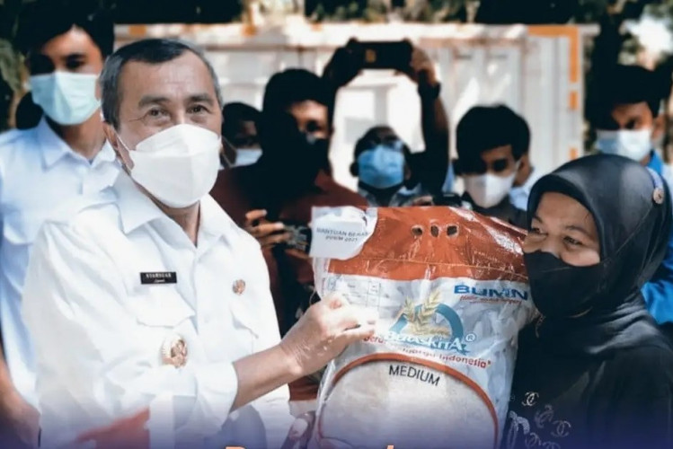  Gubri Syamsuar Serahkan Bantuan Beras PPKM Untuk Warga Kota Pekanbaru 