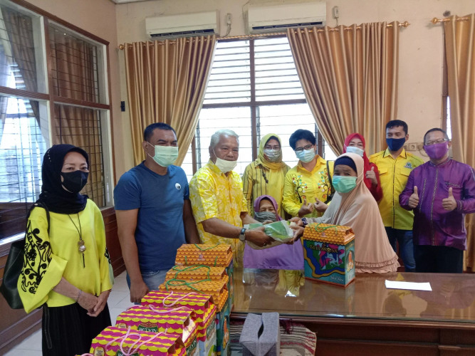Sambut Idul Fitri, Golkar Riau Bagikan Bingkisan Lebaran untuk Pejuang dan Jurnalis