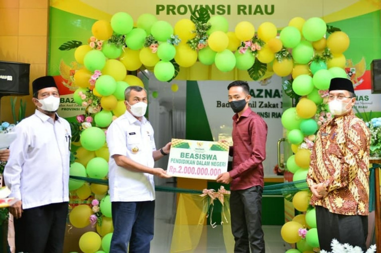 Gubri Syamsuar Hadiri Syukuran Kantor BAZNAS Riau, Serahkan Bantuan Rumah Singgah dan Beasiswa