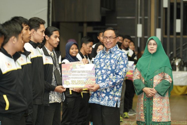 Bupati Inhil Bagikan Bonus Atlet Peraih Medali Porprov Riau Ke-X Kuansing Senilai 2,2 M