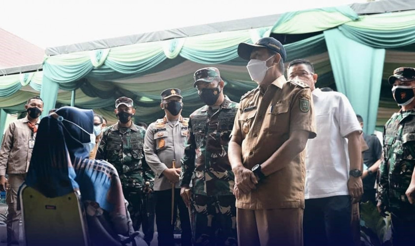 Gubri Syamsuar Tinjau Vaksinasi Massal Kodam 01 Bukit Barisan dan PT Indah Kiat di Siak