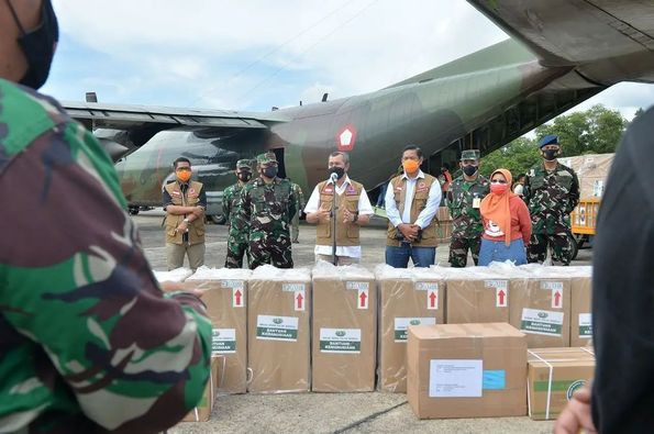 Jemput Kedatangan Obat Covid di LANUD, Gubri Syamsuar Ucapkan Terima Kasih Kepada Presiden