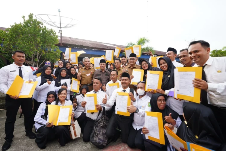 Terima SK ASN, Honorer ROHIL Senang Bertemu Gubri Syamsuar yang Telah Memperjuangkan Nasib Mereka