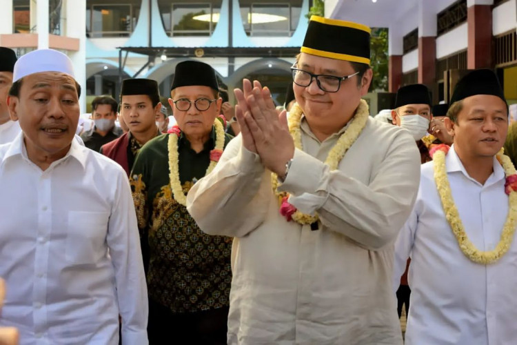 Kunjungan Airlangga ke Pesantren untuk Jaga Basis Konstituen 