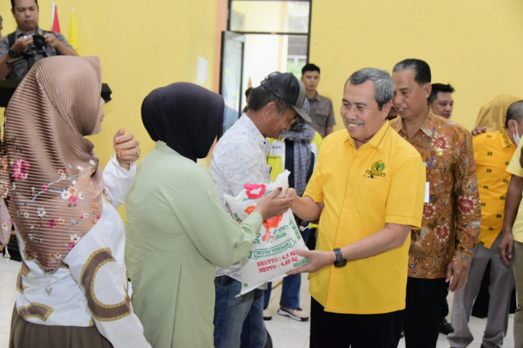 Ketua DPD Partai Golkar Riau Berikan Paket Beras kepada Masyarakat Mandau