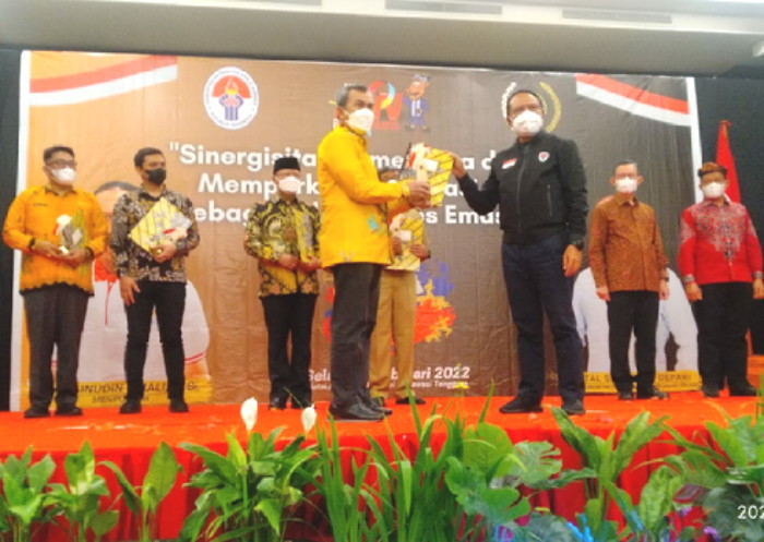 Gubri Syamsuar Terima Anugerah Nasional Inisiator Olahraga Nasional dari Kemenpora