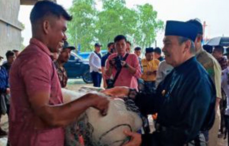 Gubri Syamsuar Serahkan Bantuan 776 Unit Alat Tangkap Ikan ke Kelompok Nelayan Rohil
