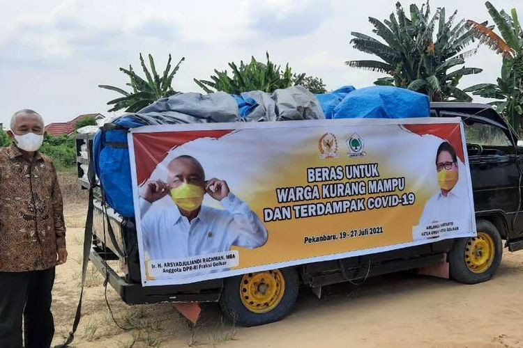 Andi Rachman Borong 3 Ton Beras Petani untuk Dibagikan kepada Warga di Riau