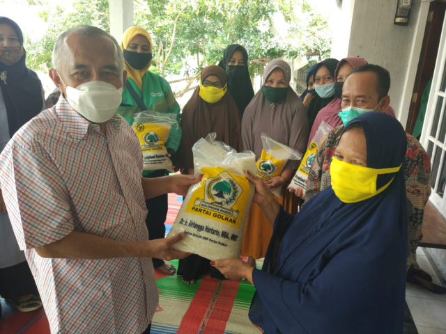 Andi Rachman Salurkan Bantuan 6,5 Ton Beras untuk 1.300 Warga Duri
