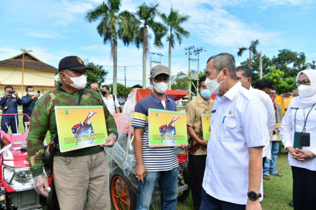 Gubri Syamsuar Serahkan Bantuan 284 Unit Alat Mesin Pertanian untuk Kelompok Tani, Realisasi Program Riau Bertani