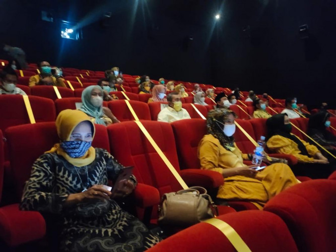 Hari Pertama Bioskop Dibuka, DPD Golkar Riau Adakan Nobar Film Indonesia