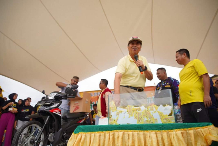 Ribuan Masyarakat Siak Ikuti Jalan Santai Bersama Syamsuar
