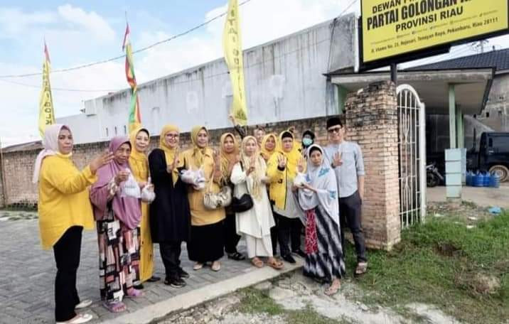 Isi Ramadhan, Ormas Kekaryaan Golkar Riau Bagikan Takjil Untuk Masyarakat