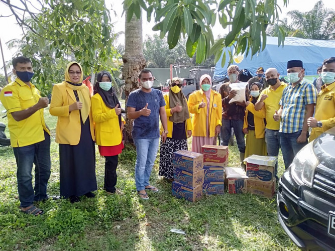 Bantu Korban Banjir Pekanbaru, Golkar Riau Serahkan Bantuan Makanan