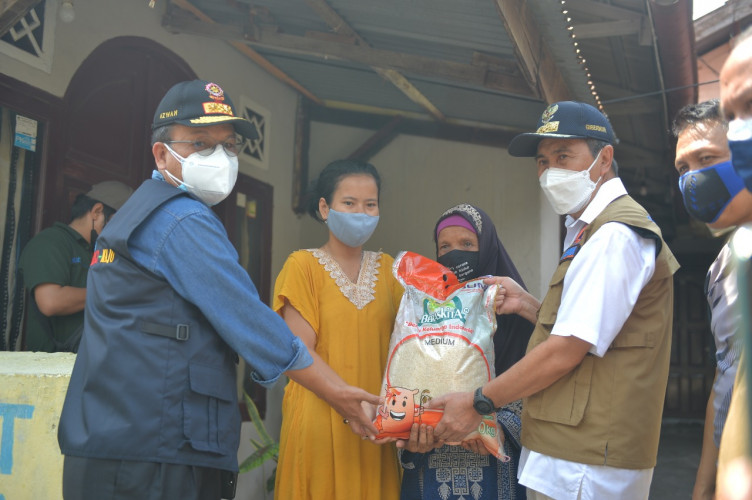 Gubri Syamsuar Bagikan Bantuan PPKM Door To Door di Cinta Raja
