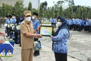 Kepsek SMAN 5 Pekanbaru Terima Apresiasi ASN Berprestasi dari Gubernur Syamsuar