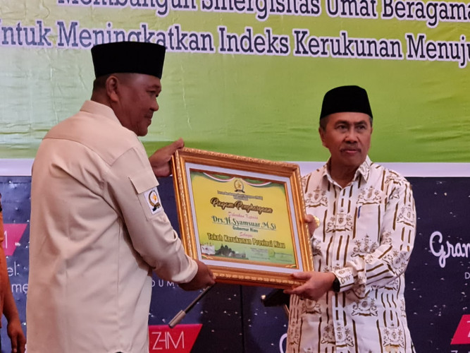 Gubri Syamsuar dinobatkan Tokoh Kerukunan Umat Beragam Riau oleh FKUB