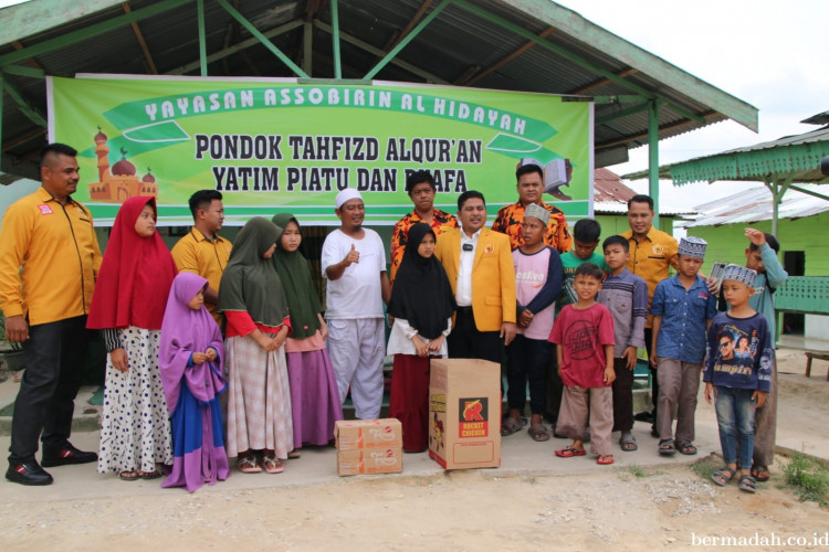 HUT ke-63, MKGR Riau Berbagi Sembako ke Panti Asuhan