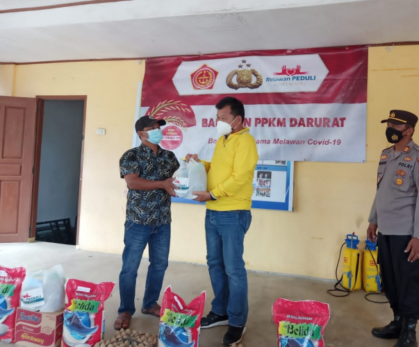Ketua Komisi II DPRD Bengkalis Serahkan Bantuan PPKM Buat Masyarakat Desa Pambang