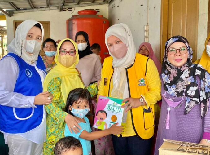 Momentum Hari Ibu, KPPG dan Pengajian Alhidayah Golkar Riau serta IWAPI Bagikan Susu Anak Untuk Warga Pekanbaru