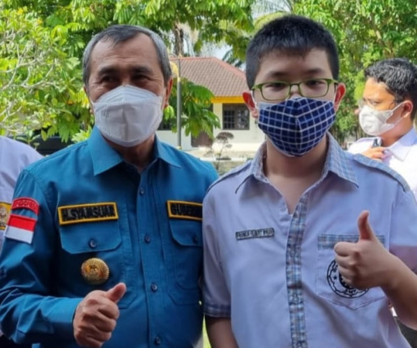 Gubri Syamsuar Beri Bonus Siswa Sekolah Witama Peraih Emas dan Perak KSN 2021