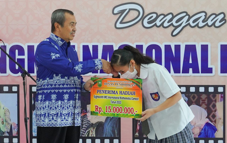 Gubri Syamsuar Beri Penghargaan Kepada 98 Pelajar