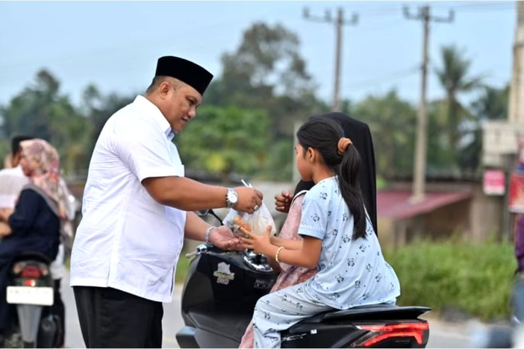 Ketua DPD Golkar Dumai Ferdiansyah Bagikan 20 Ribu Takjil Selama Ramadhan