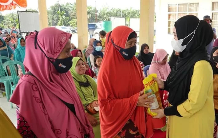 Bantu Kesulitan Warga, Sewitri Bagikan Minyak Goreng Gratis Saat Reses