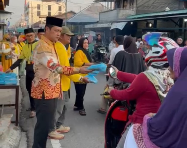 Isi Kegiatan Ramadhan, Golkar Meranti Bagikan Takjil Untuk Masyarakat