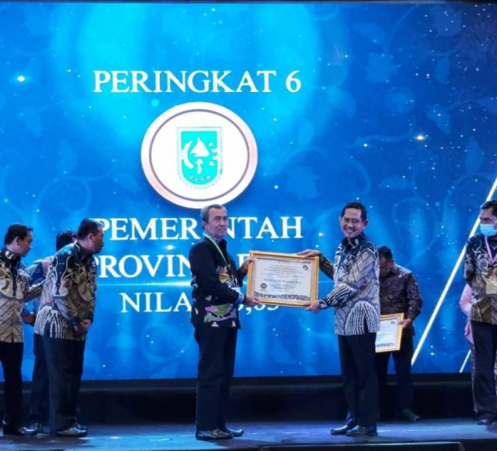 Gubri Syamsuar Terima Penganugerahan Pelayanan Publik dari Ombudsman RI