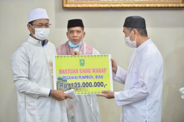 Gubri Serahkan Rp135 Juta Wakaf Pegawai Pemprov Riau ke Masjid Istiqamah Rumbai