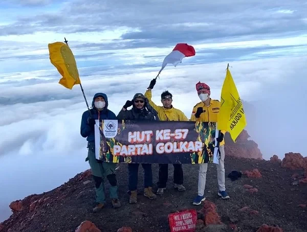 HUT ke-57 Partai Golkar, AMPG Riau Kibarkan Bendera di Puncak Gunung Kerinci