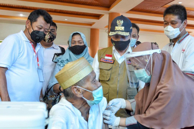 Dikunjungi Gubernur Riau, Masyarakat Antusias Ikut Vaksinasi