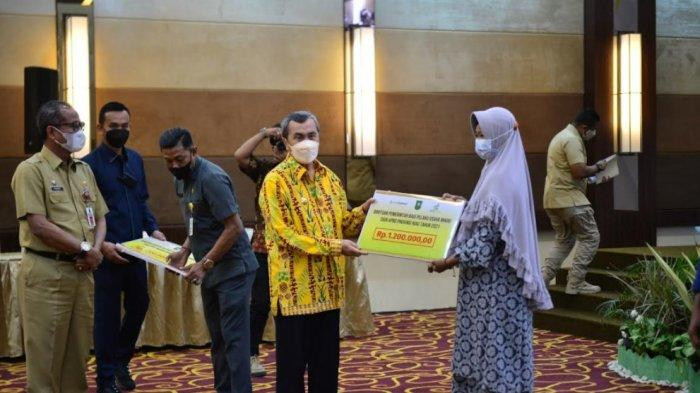 Gubri Syamsuar Serahkan Bantuan Untuk 20.000 UMKM Riau
