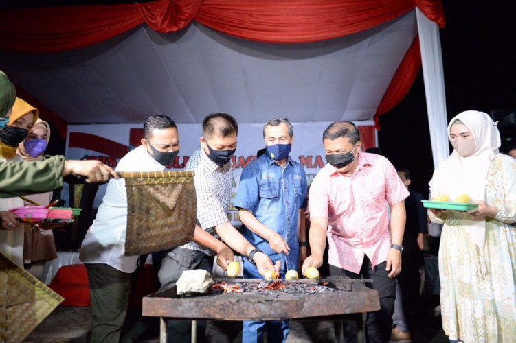 Cinta Kuliner Lokal, Gubri Syamsuar Lahap Santap Kudapan Yang Tersedia Saat Rapat