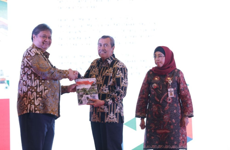 Gubri Syamsuar Didaulat Mewakili Gubernur se-Indonesia Terima Perpres Vokasi
