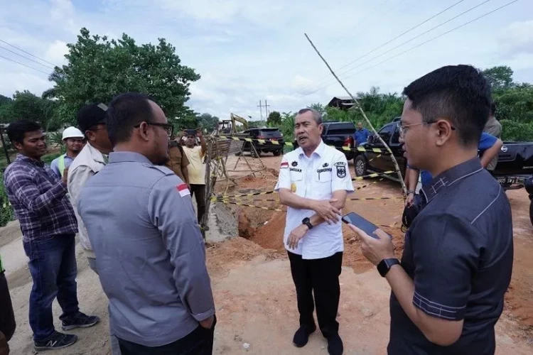 Gubernur Riau Syamsuar tinjau kondisi jalan lintas Petapahan - Suram