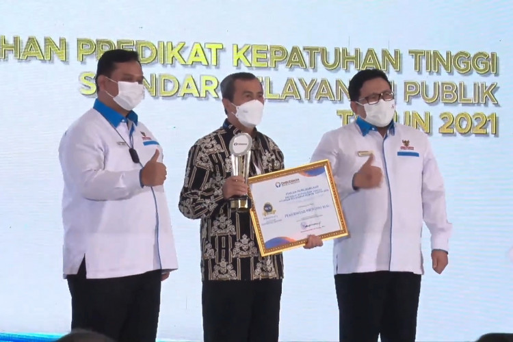Terima Penghargaan Ombudsman, Gubri Syamsuar Siap Tingkatkan Pelayanan Publik