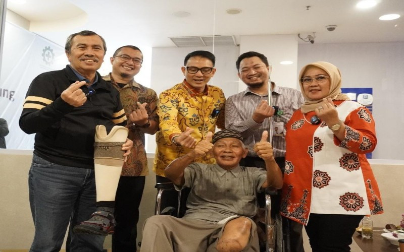 Bisa Layani BPJS, Gubri Syamsuar Serahkan Kaki Palsu Pasien Rs Awal Bros