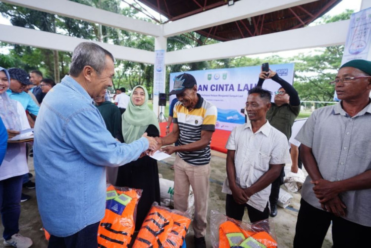 Kumpulkan 2 Ton Sampah Laut, Gubri Syamsuar Serahkan Bantuan untuk Nelayan