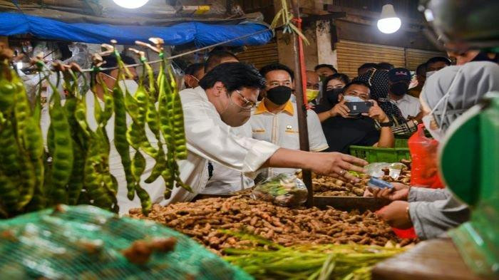 Pemerintah Stabilisasi Harga Pangan, Menko Airlangga Blusukan Pasar Tradisional