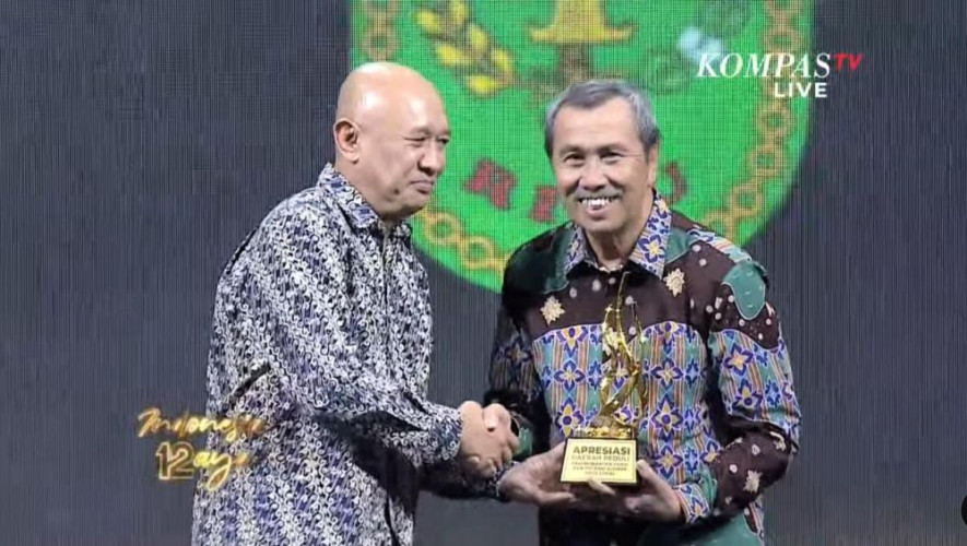 Peduli UMKM dan Sumber Daya Lokal, Gubri Syamsuar Terima Penghargaan dari Kompas TV