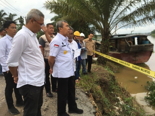 Tinjau Jalan Longsor, Gubri Syamsuar Perintahkan Dinas PUPR Agar Cepat Diperbaiki