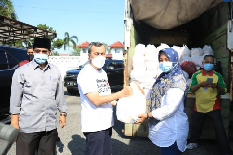 Gubernur Riau Syamsuar Serahkan 200 Paket Sembako di Pekanbaru