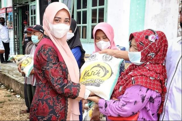 Bantu Ekonomi Masyarakat, Sewitri Borong Beras 10 Ton Bantu Masyarakat